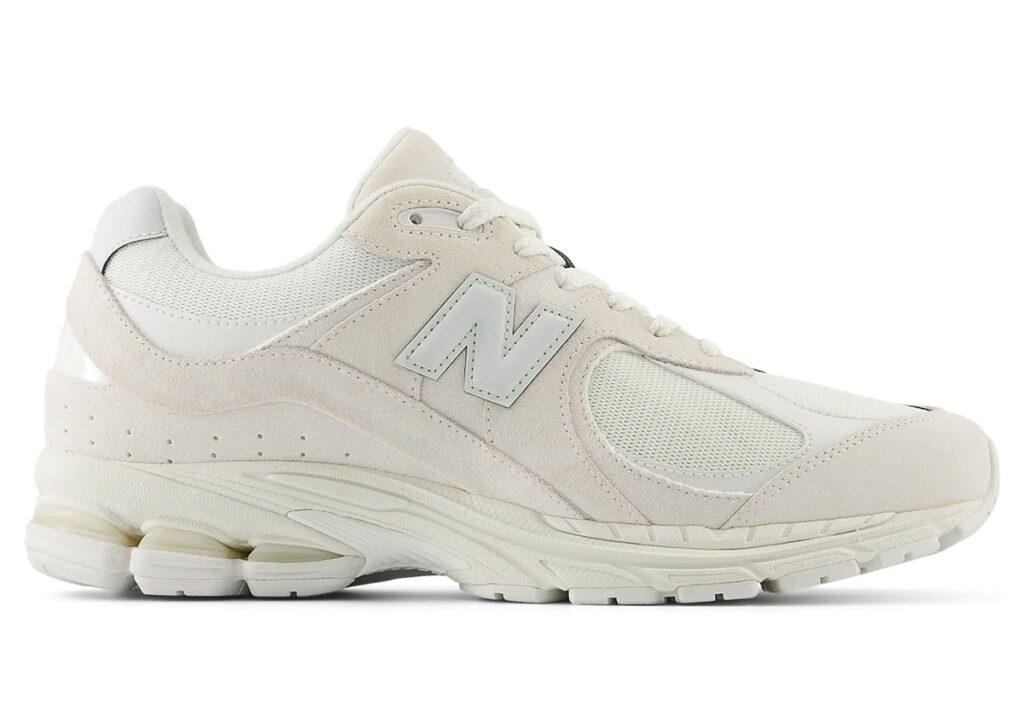 Der New Balance 2002R kühlt in „Sea Salt“ ab.