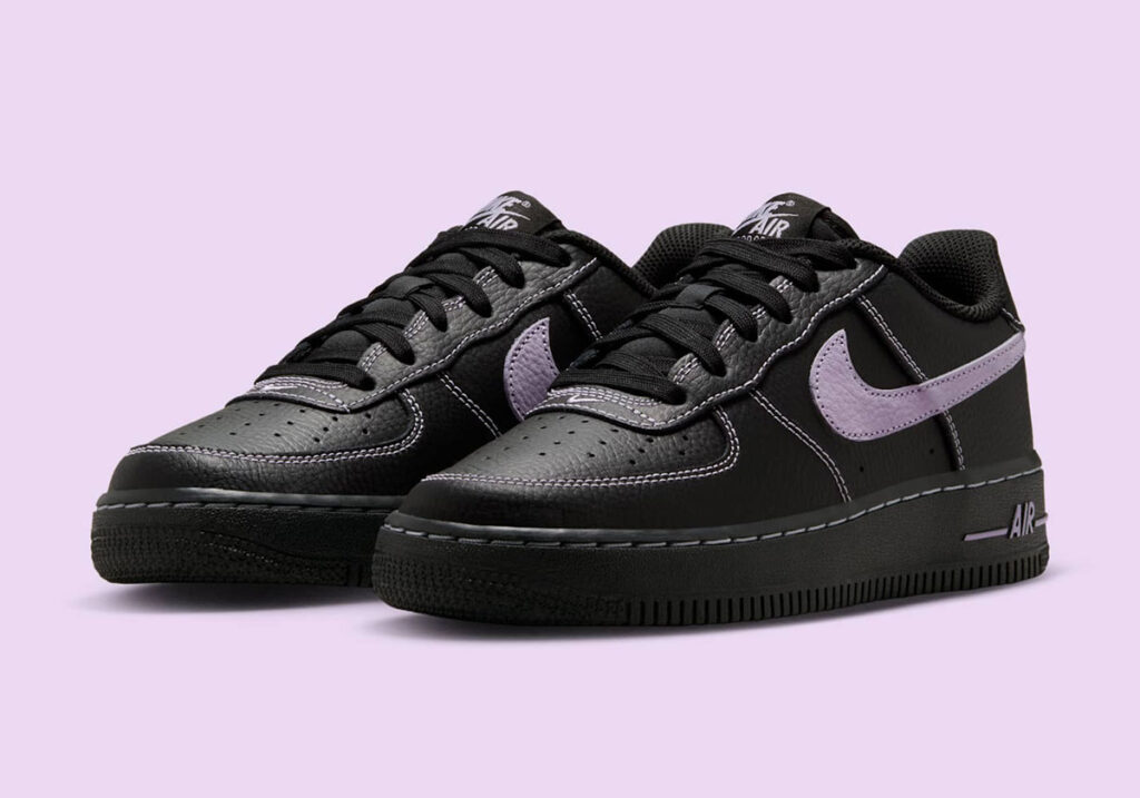 Dieser Nike Air Force 1 versprüht mit lila Nähten "Phantom"-Vibes.