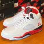 DETAILLIERTER BLICK: Air Jordan 5 "Fire Red Black Tongue" (2025)