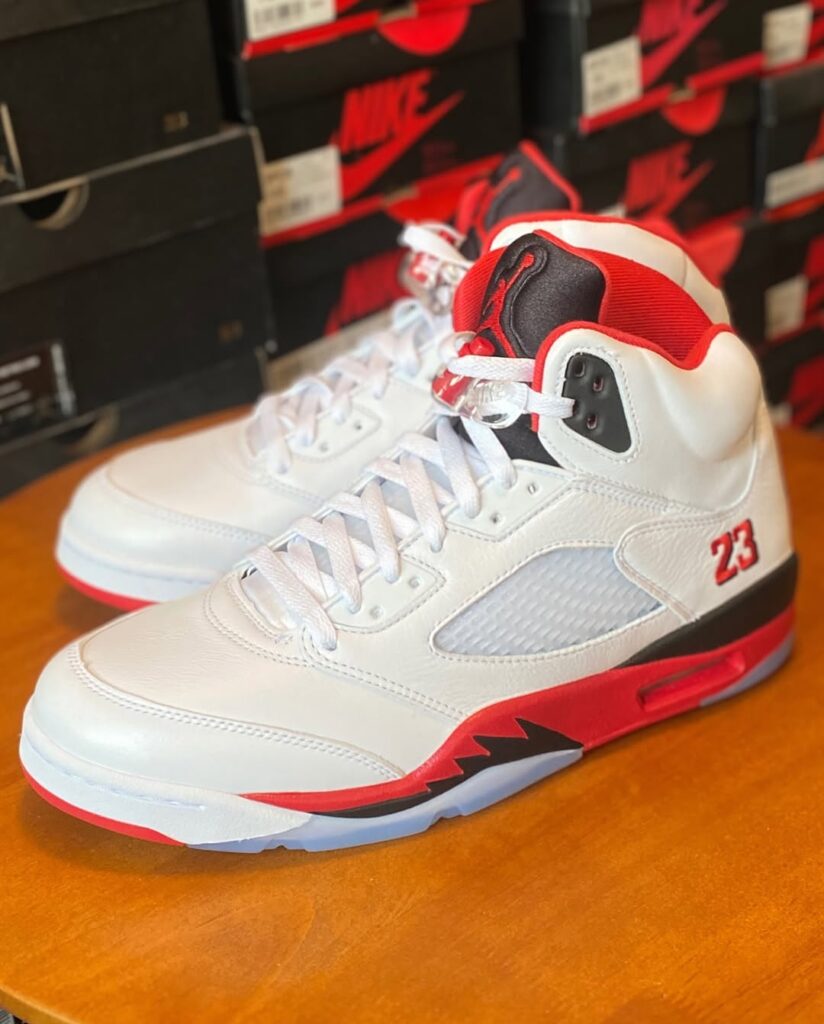 DETAILLIERTER BLICK: Air Jordan 5 "Fire Red Black Tongue" (2025)