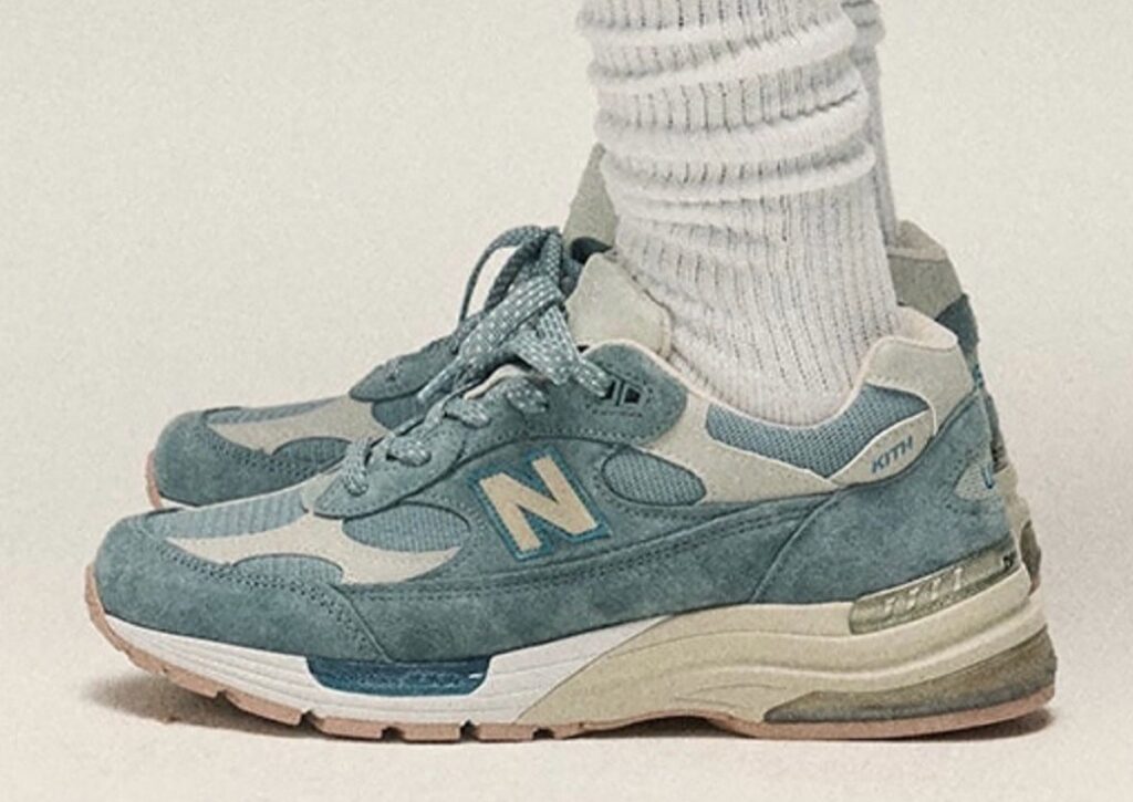 Kith x New Balance 992 „Dusty Blue“ feiert ihren Osaka-Store.