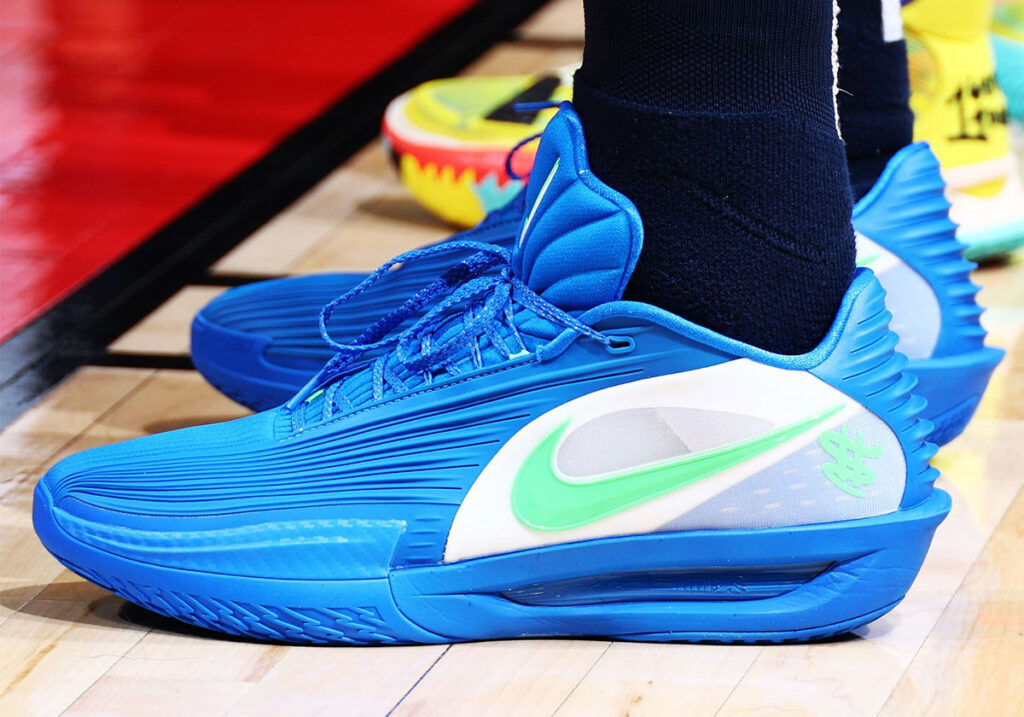 Ein Blick auf einige Nike Zoom GT Cut 3 Turbo PEs auf dem Court.