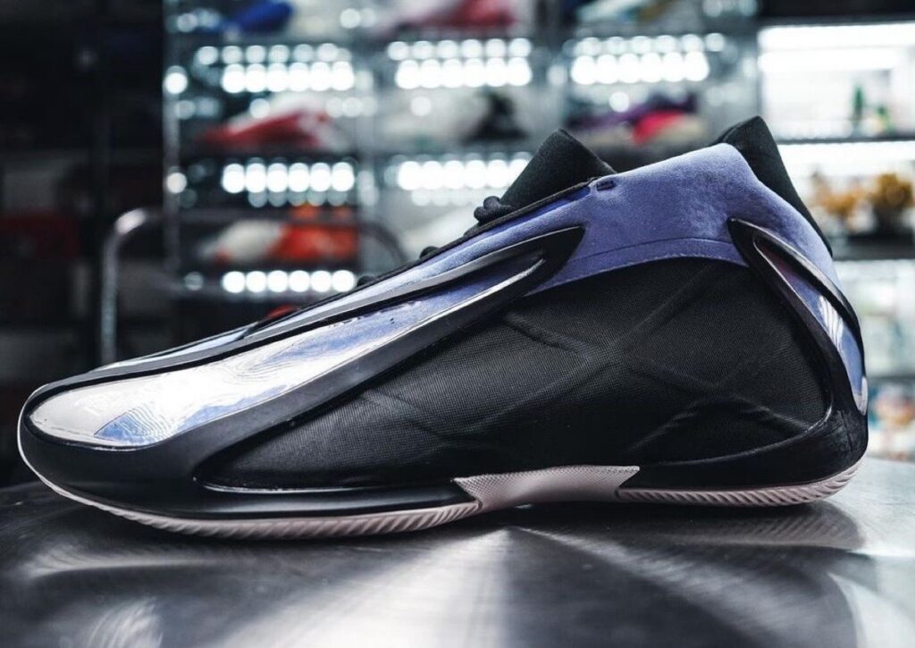 Der erste offizielle Blick auf ein adidas AE 2 Sample.