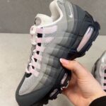 Der Nike Air Max 95 "Pink Foam" kehrt im April 2025 zurück.
