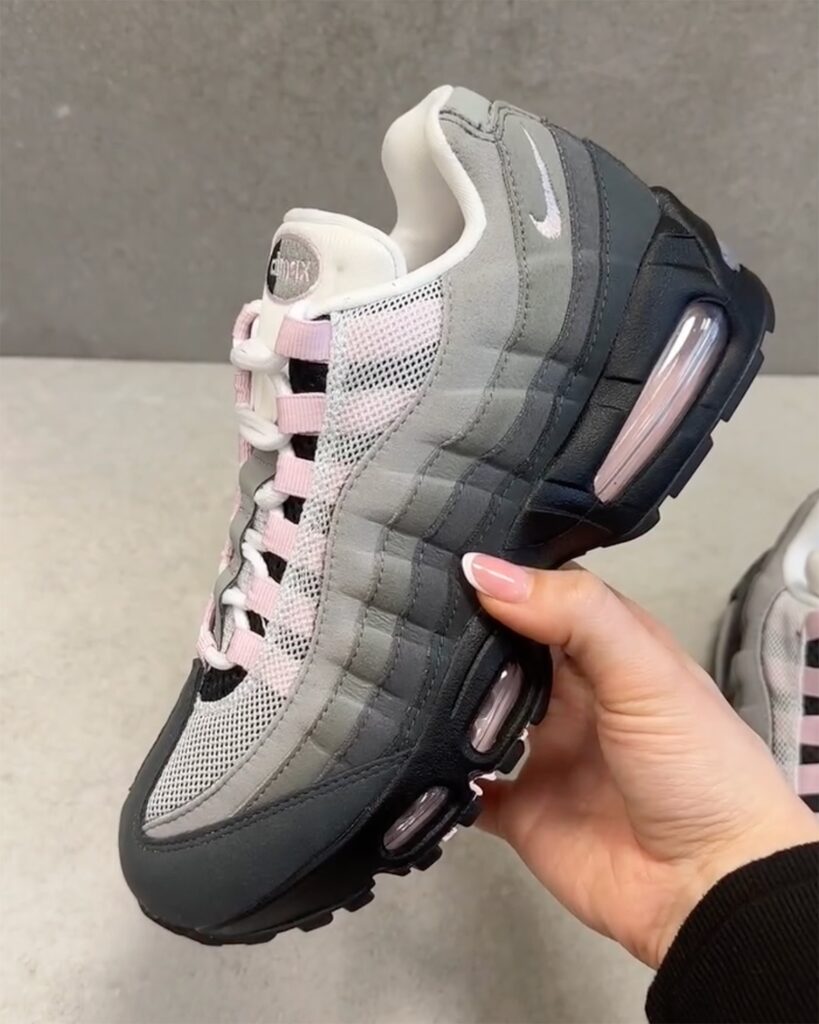 Der Nike Air Max 95 "Pink Foam" kehrt im April 2025 zurück.