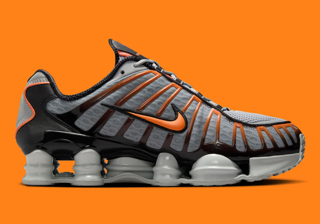 Der Nike Shox TL bringt "Bright Mandarin"-Akzente hervor.