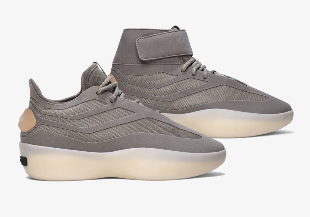 Die Fear of God x adidas „Putty Beige“ Basketball II erscheint am 8. März.