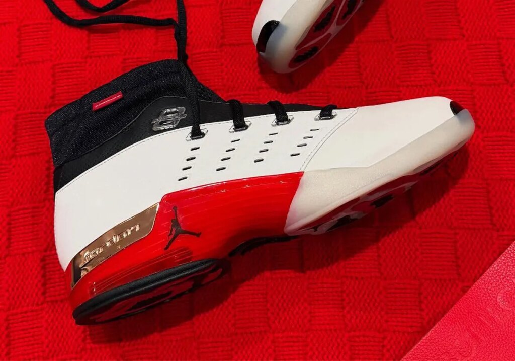 Die Infinite Archives’ Air Jordan 17-Oberflächen in einem "Chicago"-Look.