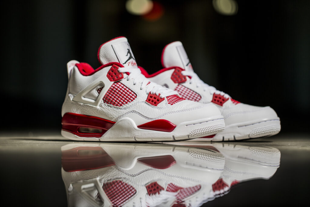 Air Jordan 4 Retro „Alternate 89“ – Ein Blick auf die Schuhe am Fuß