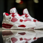 Air Jordan 4 Retro „Alternate 89“ – Ein Blick auf die Schuhe am Fuß