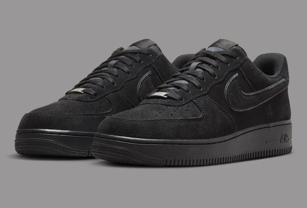 Die Nike Air Force 1 bekommt 2025 einen neuen "Black Cat"-Look.