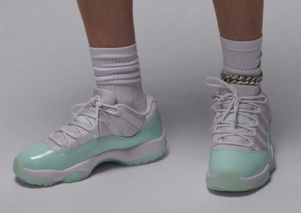 Die Air Jordan 11 Low „Igloo“ erscheinen morgen.