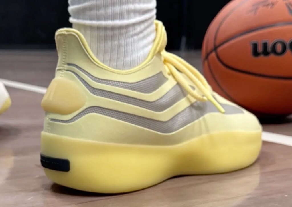 Die Fear of God x adidas Basketball II „Lemonade“ erscheint im Sommer 2025.